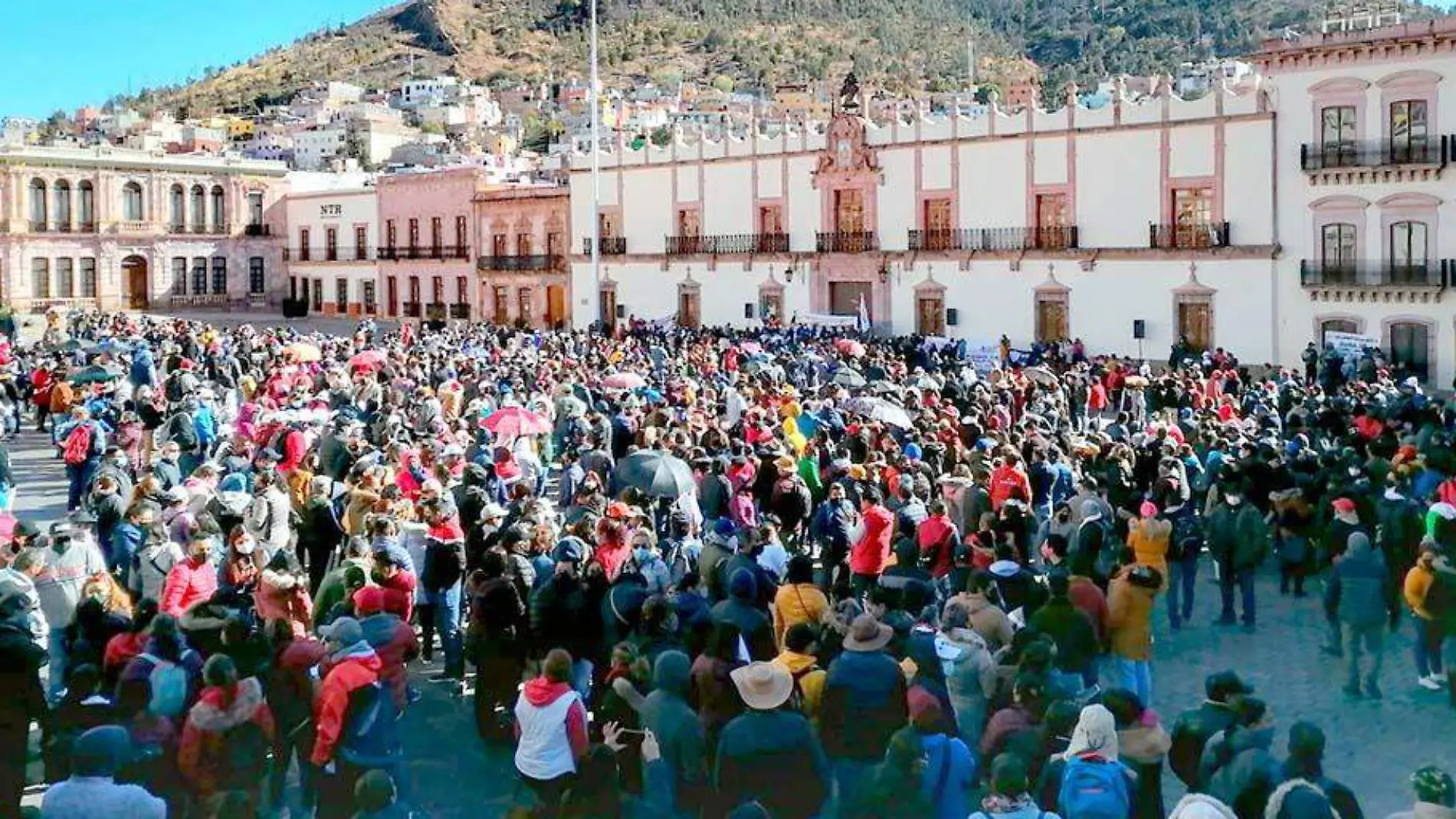 Profesores sección 58 manifestándose afuera de palacio de gobierno